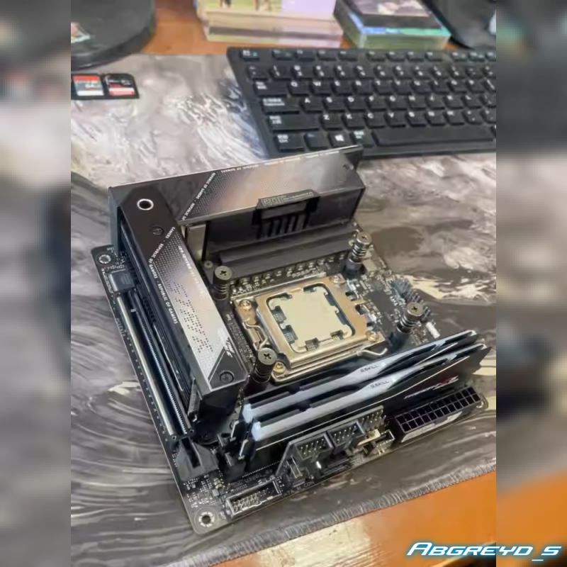 ASUS ROG STRIX X670E-I GAMING WIFI + AMD Ryzen 7 7800X3D