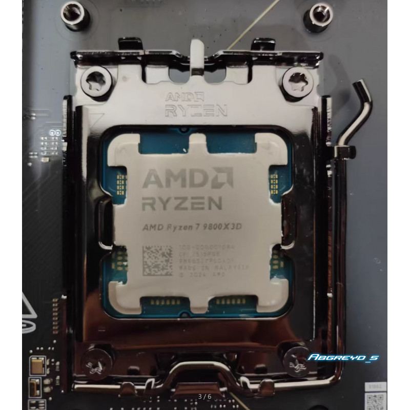MSI MEG X870E GODLIKE + AMD Ryzen 7 9800X3D